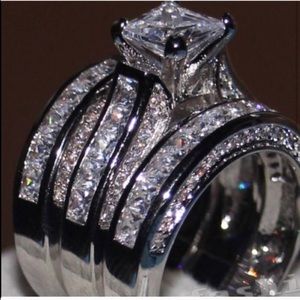 New 18 k White Gold Wedding Ring Set